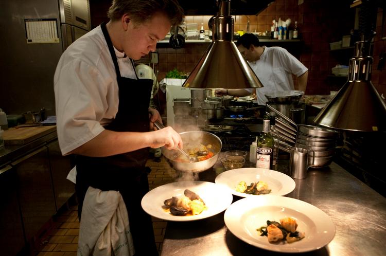 Fremragende. To kokke håndterer en stopfyldt restaurant med ca. 45 gæster. Men det er ventetiden værd. 