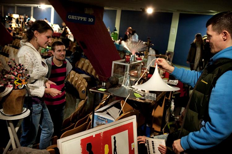 Lampefeber. Sara Winther Hansen og hendes kæreste, Søren Korsgaard, indtog deres stadeplads blandt de tusinder af besøgende på loppemarkedet i KB Hallen for at få solgt nogle af alle de ting, der med årene har hobet sig op i deres lejlighed. 