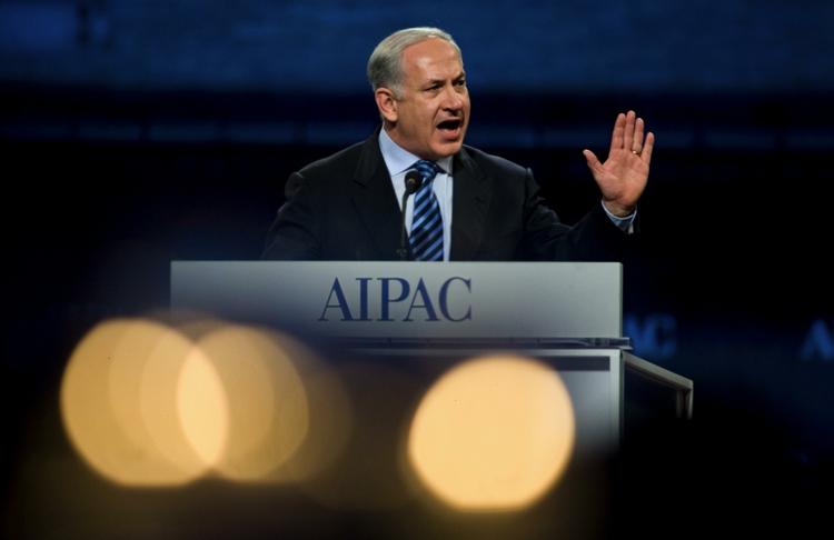 Uenighed. Både mellem Israel og USA, men nu også blandt den israelske premierministers talsmænd. For USA har vist ikke godkendt nye bosættelser i Jerusalem... Her er det Benjamin Netanyahu ved et arrangement i USA tidligere på måneden. 
