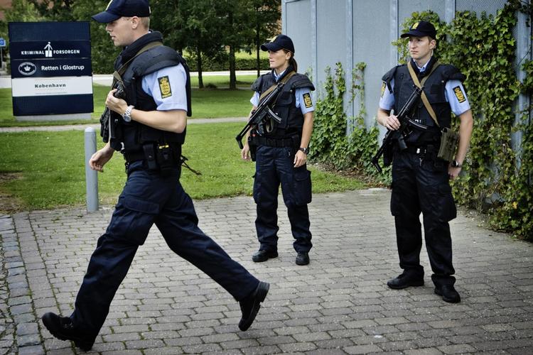 MILLIONKUP. Politiet er mødt talstærkt op i retten i Glostrup. 