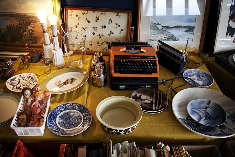 Det er mere end acceptabelt at fylde hjemmet og skabet med ting, andre har brugt. 