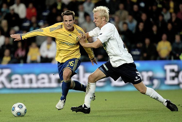 Sønnike. Mike Jensen (til venstre)  huserer på Brøndbys midtbane. Arkivfoto. 