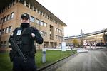 BEVOGTNING. Skarpt bevæbnede betjente bevogter Retten i Glostrup under røverisagen. 
