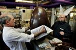Test viser, at supermarkedernes påskeæg sagtens kan hamle op med de dyre fra chokoladebutikkerne. Her et 23 kilo tungt æg fra Sv. Michelsen Chokolade. 