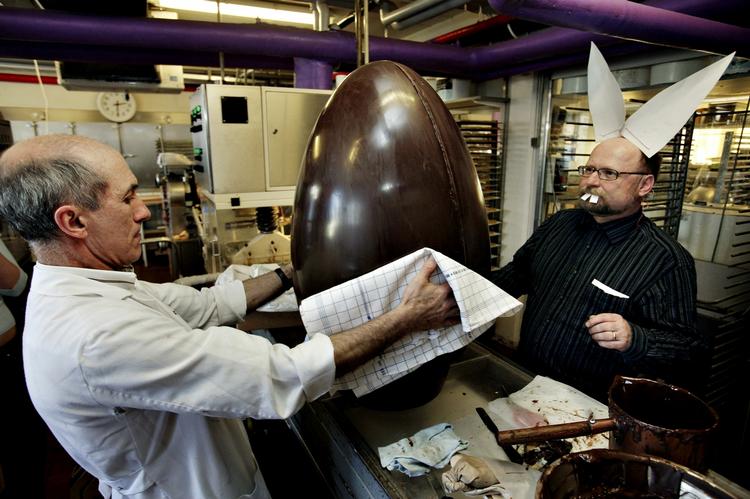 Test viser, at supermarkedernes påskeæg sagtens kan hamle op med de dyre fra chokoladebutikkerne. Her et 23 kilo tungt æg fra Sv. Michelsen Chokolade. 