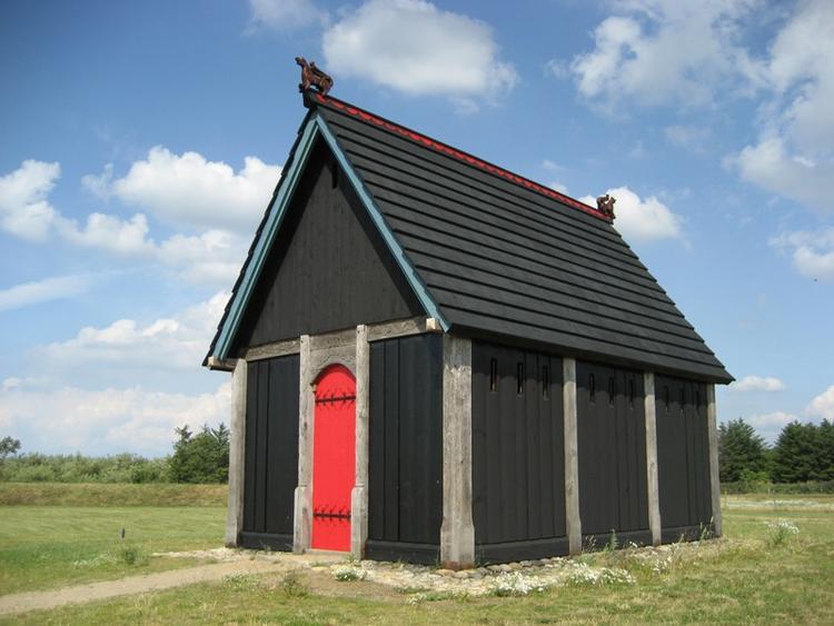Her er den så, den lille ny-gamle vikingekirke. Kirken, der er placeret i Bork Vinkingehavn, bliver indviet som gudstjenesterum Skærtorsdag. 