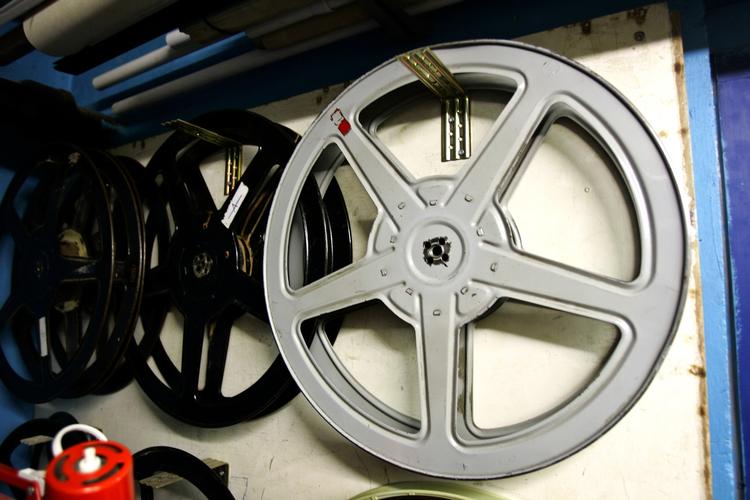 Indflydelse. Tv-stationerne er blevet selvstændige filminstitutter med altafgørende magt over dansk film, men uden at prioritere udvikling af film særlig højt, mener Danske Filminstruktører. 