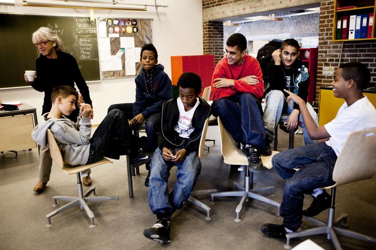 Fornemmelser. Forskningsbaseret viden lever en trang tilværelse på de skandinaviske skoler, mener dagens skribenter, der forsker i skoleudvikling. Lærerne vil hellere lytte til andre lærere end til forskernes resultater 