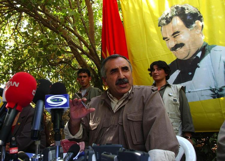 Guerillakrig. Murat Karayilan styrer de kurdiske oprørere i PKK. Bag ham ses et billede af den tidligere PKK-leder Abdullah Ocalan 