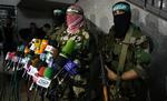 PRESSE. Medlemmer af den militante del af den palæstinensiske gruppe Hamas fortæller offentligheden, at gruppen tager det fulde ansvar for angreb på israelsk militær. 