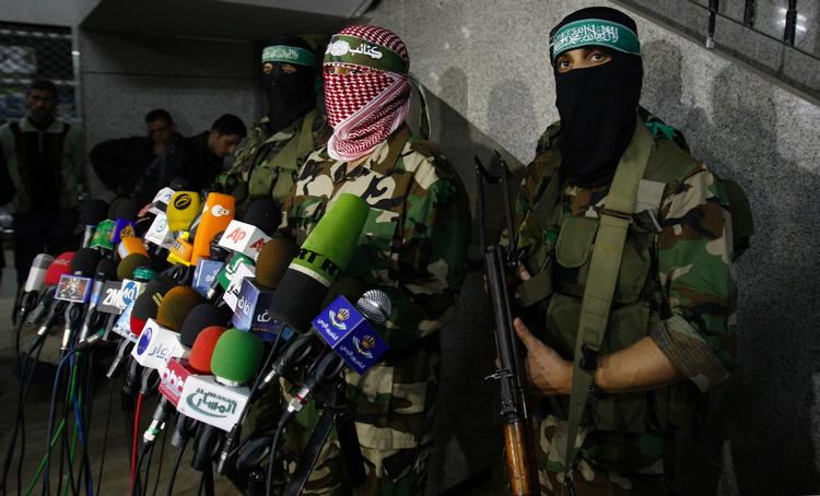PRESSE. Medlemmer af den militante del af den palæstinensiske gruppe Hamas fortæller offentligheden, at gruppen tager det fulde ansvar for angreb på israelsk militær. 