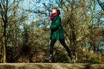 Diagnosen. Tre et halvt år efter at  have fået konstateret brystkræft er Tina Brændgaard nu erklæret rask, og hun er gravid i 22. uge. Et af midlerne til at få kroppen tilbage har været maraton i Berlin. Intervaltræningen foregår rundt om søen i Østre Anlæg i København. 