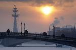 SOLOPGANG. Solen står op over Moskva. Det bliver den ved med at gøre regelmæssigt. Hovedstaden bliver ikke direkte berørt af tidszonenedsæringerne. 