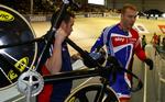 Superstjerne. Chris Hoy slap med skrækken og kan fortsat vinde guld i sprint. 