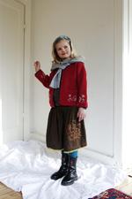 Brugte kæder. Astrid er fotograferet i genbrugstøj, der normalt koster en bondegaard. 