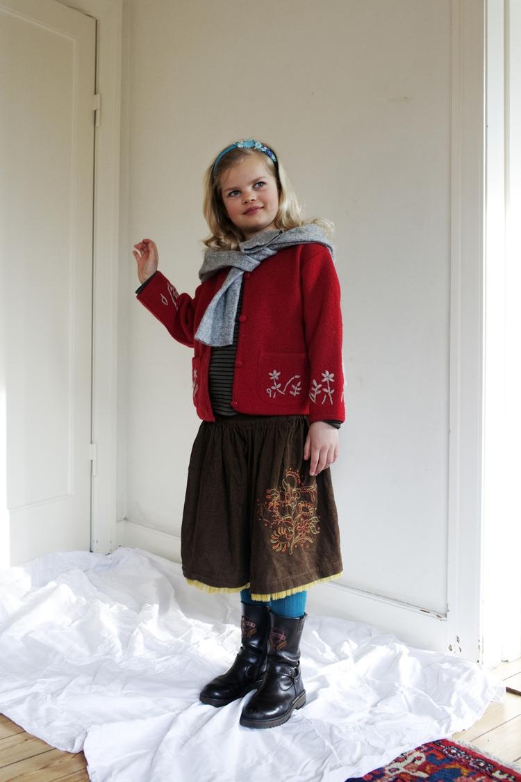 Brugte kæder. Astrid er fotograferet i genbrugstøj, der normalt koster en bondegaard. 