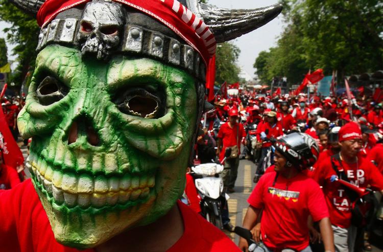 rødskjorter. Op mod 100.000 demonstranter var tidligere i dag på gaden i Bangkok, hvor de truede med at indtage regeringsbygninger. 