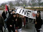 fans. Kristina Winther, Mille Beenfeldt og Katrine Jensen er helt klar til at heppe på 16-årige Tine, når hun går på scenen med Celine Dions 'If that's what it takes'. 
