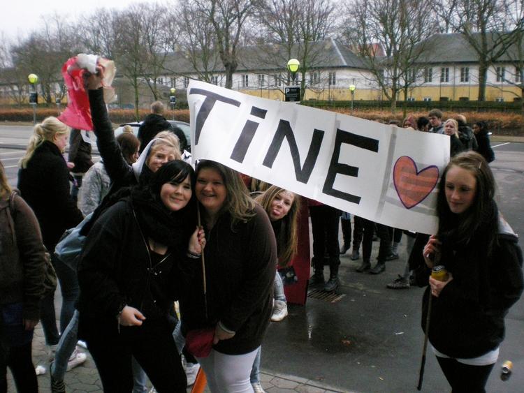 fans. Kristina Winther, Mille Beenfeldt og Katrine Jensen er helt klar til at heppe på 16-årige Tine, når hun går på scenen med Celine Dions 'If that's what it takes'. 