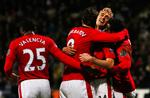 måljubel. Manchester Uniteds Dimitar Berbatov bliver lykønsket af holdkammeraterne, efter hans scoring mod Bolton. 