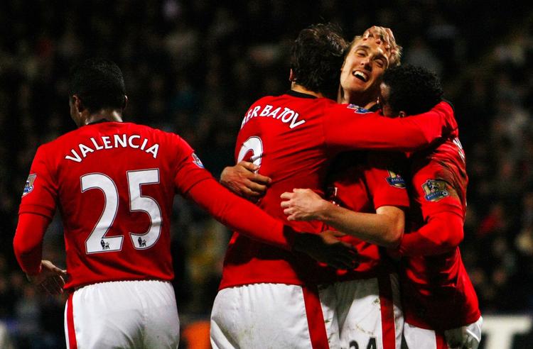 måljubel. Manchester Uniteds Dimitar Berbatov bliver lykønsket af holdkammeraterne, efter hans scoring mod Bolton. 