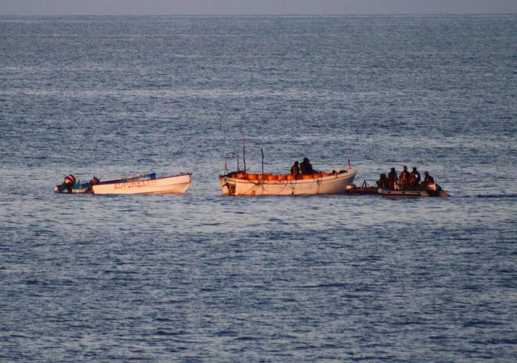 sørøveri. Somaliske joller bliver undersøgt af den internationale flåde ud for Somalia tidligere på måneden. Indsatsen har tæmmet piraterne - og de danske rederier prøver nu at  uddanne unge somaliere til en mere fredelig karriere. 