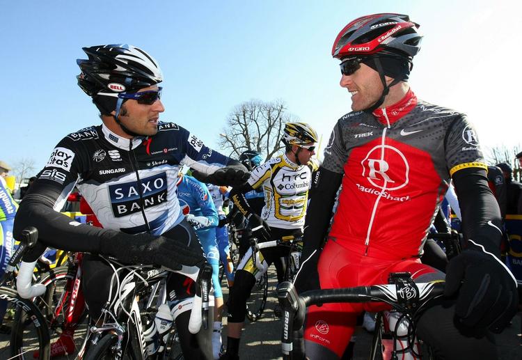 sprintersejr. Efter sejrene til Matti Breschel, Jens Voigt og Fabian Cancellara var det argentineren Juan José Haedo (tv. sammen med amerikaneren Levi Leipheimer), der sørgede for den fjerde sejr til Team Saxo Bank. Arkivfoto 