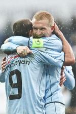 Jubel. Randers' anfører Søren Pedersen krammer Yura Movisyan efter dennes scoring. 