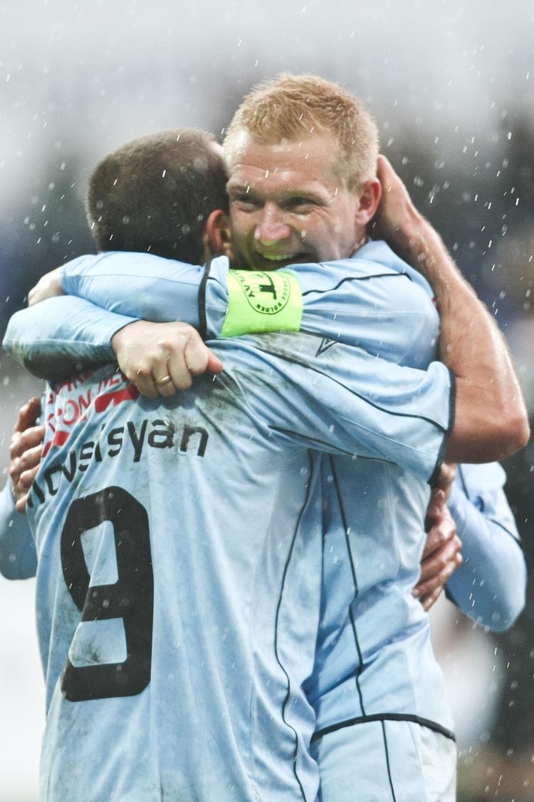 Jubel. Randers' anfører Søren Pedersen krammer Yura Movisyan efter dennes scoring. 