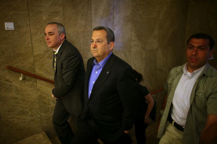 Den israelske forsvarsminister Ehud Barak (i midten) beordrer Gaza lukket fra midnat. 