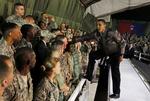 tak. Obama hilser på soldaterne på Bagram Air Base i Afghanistan og takker for deres indsats. 