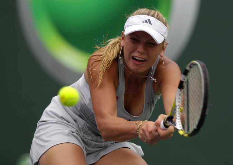 feberkamp. Over to timer var Caroline Wozniacki om at besejre russeren Maria Kirilenko. 