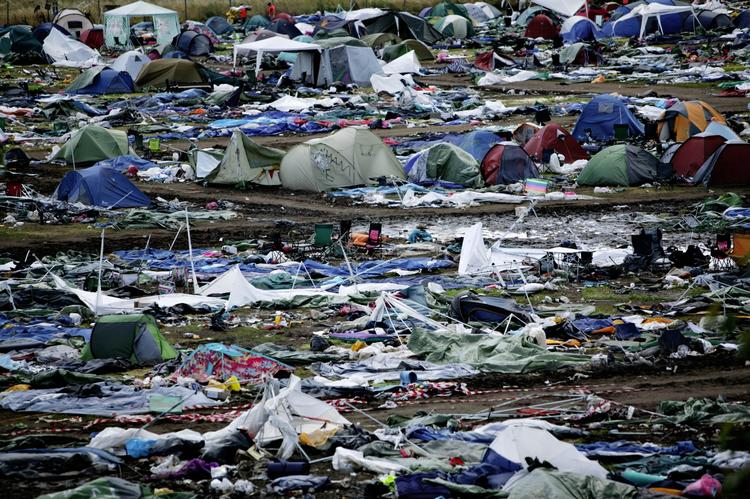 Sådan så der ud i 2007, hvor langt de fleste gæster efterlod deres våde og jordslåede udstyr. Herunder en del pavilloner, som er alle de hvide genstande. Arktivfoto. 