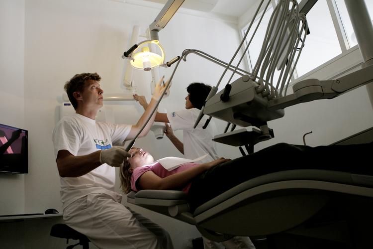 tandlæge. De dyreste tandlæger forlanger op til fem gange så meget for en behandling, som de billigste. 