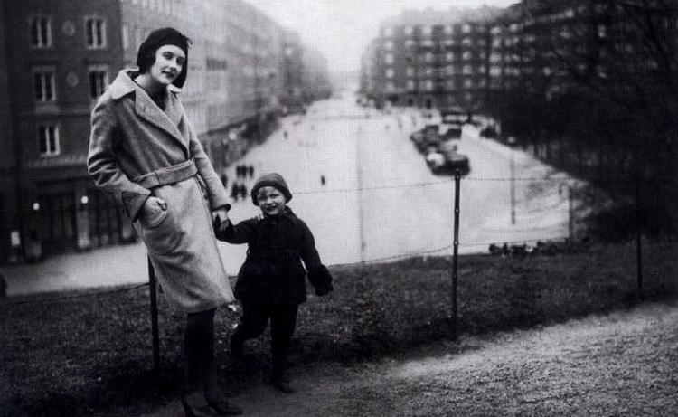 Astrid Lindgren og lille Lasse fotograferet i Vasaparken i Stockholm i april 1930. Privatfoto fra bogen 'Astrid Lindgrens liv i billeder'.