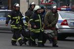Bombeangreb. Brand- og redningsfolk bærer ofre væk fra Lubjanka-stationen i det centrale Moskva. 
