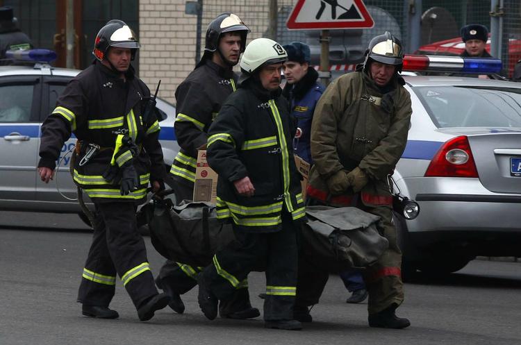 Bombeangreb. Brand- og redningsfolk bærer ofre væk fra Lubjanka-stationen i det centrale Moskva. 