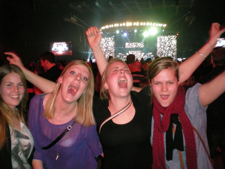 THOMAS! Der var ren eufori i Parken, da Thomas trak det længste strå og løb med titlen og pladekontrakten. Disse 20-årige piger fra Østerbro kunne slet ikke holde op med at danse glædesdans. Fotos: Peter Jørgensen 