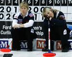 sølvskuffelse. Skuffelsen er til at få øje på hos Kelly Wood (tv.) og Eve Muirhead, der i deres første VM-finale måtte nøjes med at have været tæt på at vinde. 