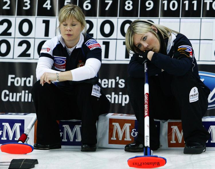 sølvskuffelse. Skuffelsen er til at få øje på hos Kelly Wood (tv.) og Eve Muirhead, der i deres første VM-finale måtte nøjes med at have været tæt på at vinde. 