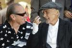 Smil. De gamle 'Easy Rider'-drenge Jack Nicholson og Dennis Hopper hygger sig sammen. Nu har de begge en stjerne på Hollywood Walk of Fame. Nicholson havde iført sig en skjorte med 'Easy Rider'-motiver i dagens anledning. 