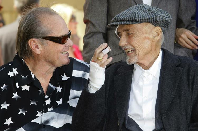 Smil. De gamle 'Easy Rider'-drenge Jack Nicholson og Dennis Hopper hygger sig sammen. Nu har de begge en stjerne på Hollywood Walk of Fame. Nicholson havde iført sig en skjorte med 'Easy Rider'-motiver i dagens anledning. 