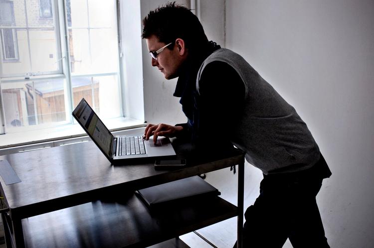 Apple-afficionado. Mark Barner er så vild efter elektronik med æblelogoet på, at han græd, da han fik en iPhone. Men han er skuffet over, at Apple ikke  behandler sine loyale kunder ordentligt. 