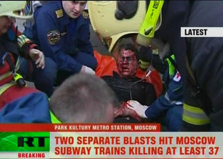 Panik. Russisk tv viser stærke billeder af døde og sårede efter dagens terrorangreb. Denne mand bliver behandlet uden for Park Kultury-stationen. 