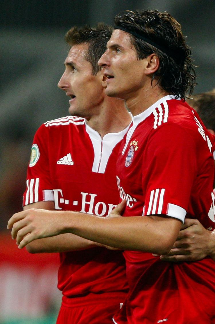 Boksspillere. Miroslav Klose (bagerst) starter formentlig i Bayern-angrebet, mens Gomez, der lige har været skadet, indtager en jokerrolle på bænken. Arkivfoto. 