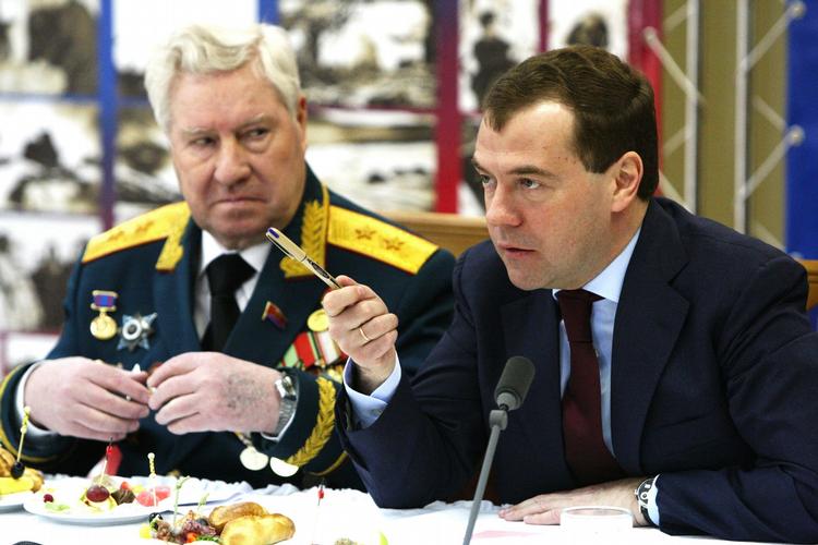 Kampklar. Præsident Dmitrij Medvedev lover uformindsket kamp mod terroristerne. Her ses han til et møde med militær-veteraner forleden. 
