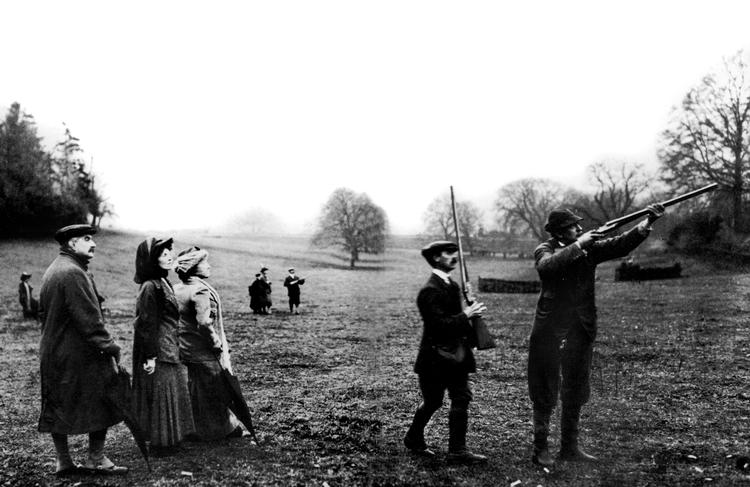 Plaf. Det var blandt andet på godset Sandringham i Norfolk på den engelske østkyst, at adelsmændene hyggede sig med at plaffe vildt ned. Godset har siden 1862 været ejet af det britiske kongehus. Foto fra Jonathan Ruffers bog 'The Big Shots' 