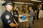 SIKKERHED. Betjente tjekker passagerers tasker ved undergrundsstation i New York efter terroraktion i Indien fik byen til at hæve sikkerhedsberedskabet. Arkivfoto. 
