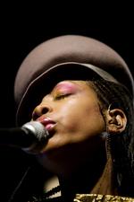 Erykah Badus musik er varm, håndspillet og analog, mens teksterne handler om sangerinden selv og hendes forhold til kærligheden. 