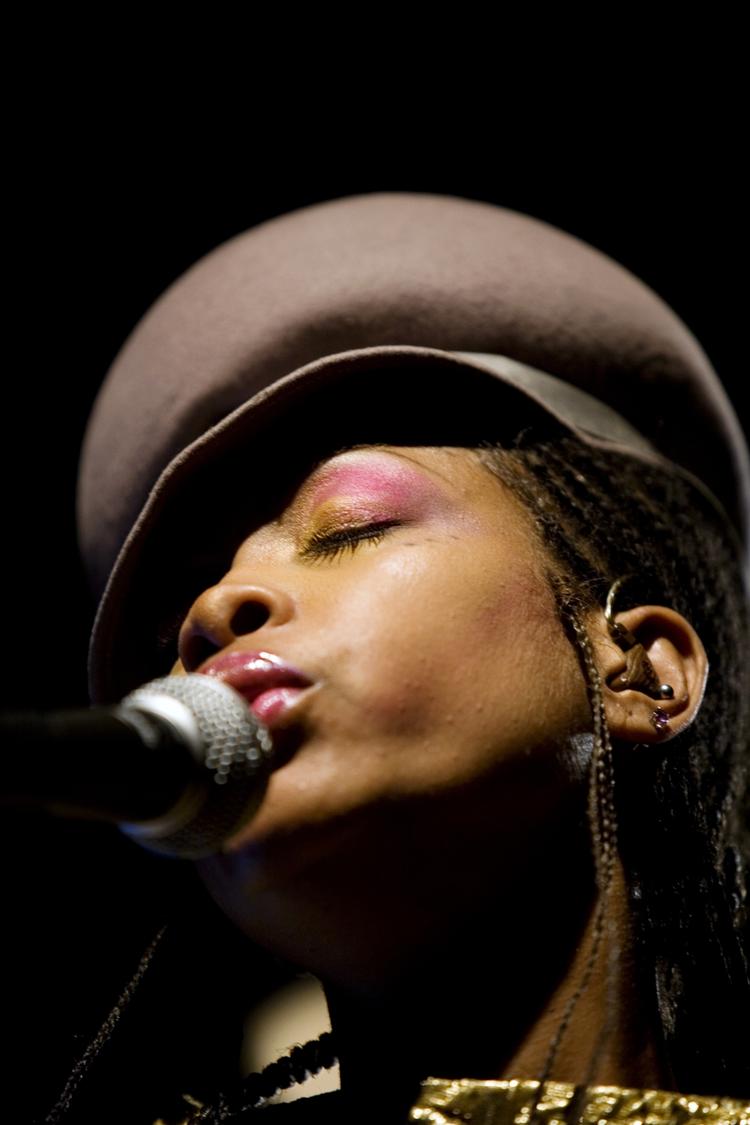 Erykah Badus musik er varm, håndspillet og analog, mens teksterne handler om sangerinden selv og hendes forhold til kærligheden. 